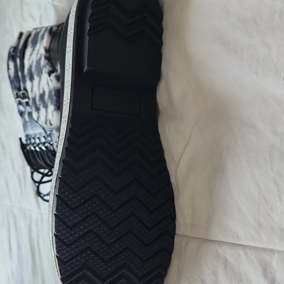 Just Fab black and white warm boots - Picture 4 of 4